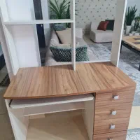 میز تحریر و کامپیوتر