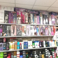 به‌یک‌‌خانم‌فروشنده‌مجرد‌‌جهت‌‌کار‌در‌ارایشی‌