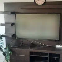 میز پشت تلویزیون