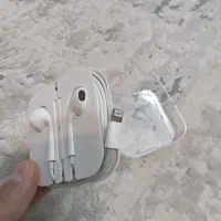 هندزفری اصلی آیفون اورجینال داخل جعبه آیفون بوده