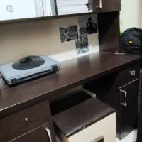 کتابخانه و میز کامپیوتر