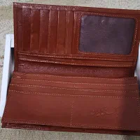 تعدادی کیف جیبی  و کیف اداری و لب تاپ|کیف، کفش، کمربند|ری, شهادت|دیوار