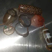 تعدادی مهره کهنه و‌نشان کهنه کلکسیونی و کمیاب