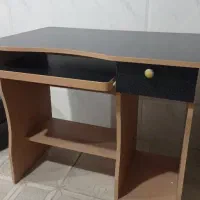 میز کامپیوتر در حد نو