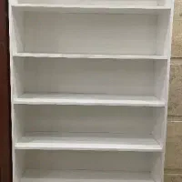 میز و کتابخانه