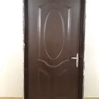 درب چوبی در حد نو وپنجره آلومینیمی