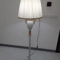 آباژور ایستاده