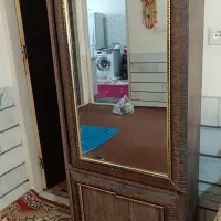 جاکفشی ایستاده. و بوفه