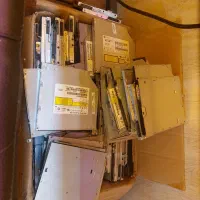 تعدادی باتری لپ تاپ و دی وی دی لپ تاپ