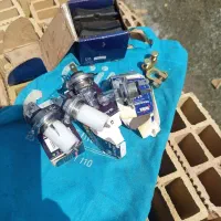 یک دست لنت ترمز  چهار عدد لامپ جلو