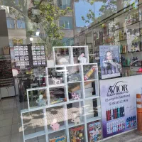 دکور ویترین و آینه مغازه لوازم آرایشی