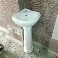 روشویی تمیز سالم با پایه