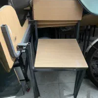 تعدادی صندلی دانشجویی