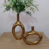 گلدان و گلها