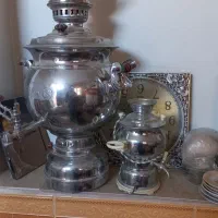 سماورگازی بزرگ وسماوردکوری کوچک برقی وساعت وقوری|سماور، چایساز، قهوهساز|فامنین, |دیوار