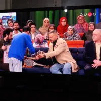 یک دستگاه تلویزیون|تلویزیون و پروژکتور|اندیشه, اندیشه فاز ۱|دیوار