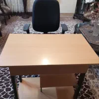 میز تحریر و کامپیوتر