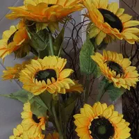 مجسمه های شطرنج بژ رنگ و گلدان طلایی آفتابگردان|مجسمه، تندیس، ماکت|تهران, تهرانسر شرقی|دیوار