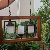 لوستر سه شاخه چوبی و کتابخانه چهار طبقه دردار