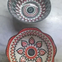 تعدادی ظروف قدیمی بفروش می‌رسد