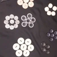 تعدادی دکمه وملزومات خیاطی