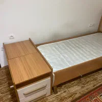 تخت نوزاد و کودک با تشک، میز و ۲ کشو و بسیار تمیز