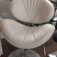 صندلی و آینه آرایشگری
