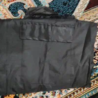 بارانی مشکی. پیراهن سفید و شلوار سرمه ای