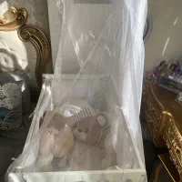 گهواره برقی وتخت و تعدادی لباس وست بیمارستانی|اسباب و اثاث بچه|اسلام‌شهر, شهرک قائمیه|دیوار