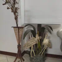 گلدان و میز تلفن