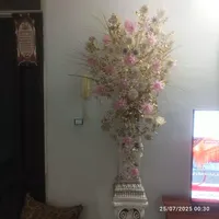 گلدان با گل مصنوعی