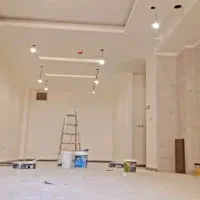 نقاشی ساختمان و دربهای آهنی و چوبی