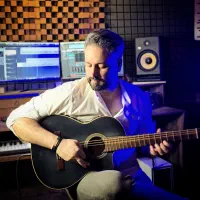 تدریس گیتار و آواز و آهنگسازی مبتدی تا پیشرفته