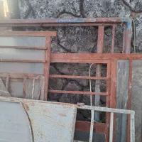 درب حیاط ودرب خانه وپنجره خانه