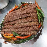 کباب زن مسلط به سیخ کردن کوبیده