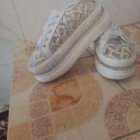 لباس عقد و کتونی|لباس|زند, |دیوار