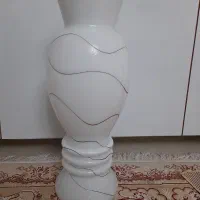 گلدان بلند و میز