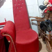 صندلی زیبا و تلوزیون قدیمی