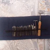 قلم های قلم زنی، سطل و دستمال چوبی