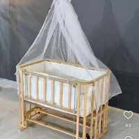 تخت کنار مادر