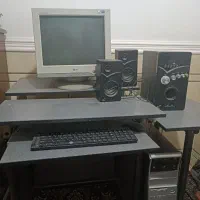 کامپیوتر با میز و وسایل