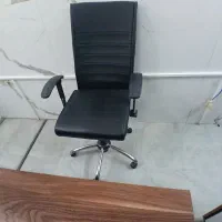 ۵عدد میز و ۵عدد صندلی در حد نو