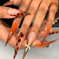 کاشت ناخن ۴۰۰همراه با طراحی