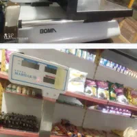 میز و ترازو با کالباس بر