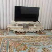 میز تلویزیون. ساعت ایستاده