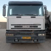 راننده پایه یک تریلی میکسر