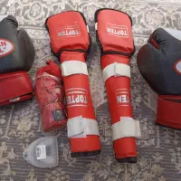 دستکش بوکس همراه زانو بند و مچ‌بند ومحافظ دندون
