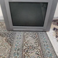 یک دستگاه تلویزیون۲۴اینچ الجی همراه با کنترل سالم