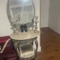 آینه و شمعدان و میز