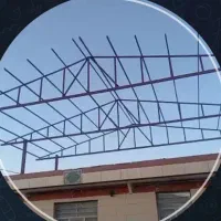کارگر بالا رو جهت نصب یک سقف شیروانی در شهر شیروان
